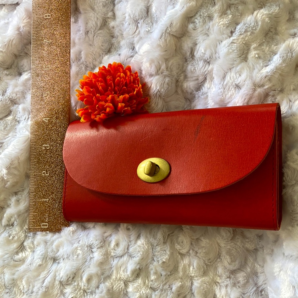 TIDEWAY red leather wallet with turnlock hardware. - Picture 12 of 12